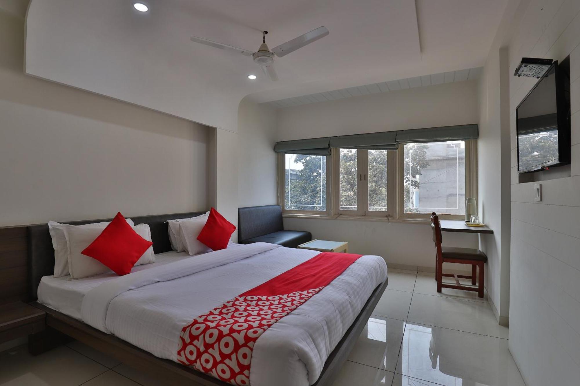 Collection O Hotel Panchsheel Vadodara Bagian luar foto